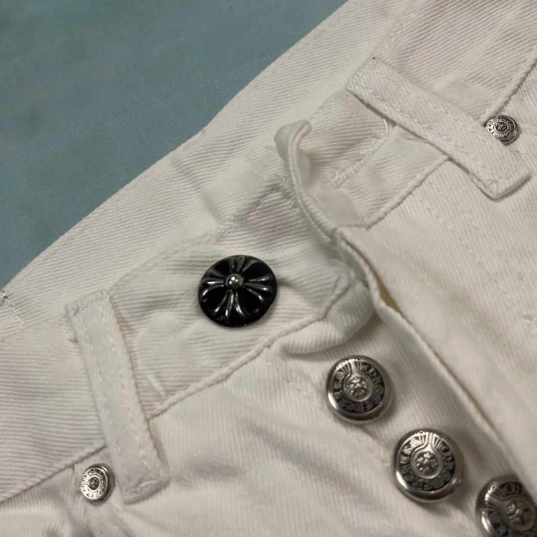 🅿️300 🔘Model No.-KL166 🔘Croxin𝐂𝐡𝐫𝐨𝐦𝐞 𝐇𝐞𝐚𝐫𝐭 White Bull King Metal Cross White Leather Heavy Duty Jeans* The brand of Croxin has always been famous for its high-end and design. The quality of these pants is unparalleled, and a pair is often hard to find at counters. It uses top-notch heavy-duty washing technology, the calf leather laser-cut cross is particularly exquisite, and the aged silver hardware adds a sense of retro and luxury. White denim fabric, paired with a cross leather design, is fashionable and individual. The straight version is also particularly slim. The style is the same for men and women, so whoever wears it will look better! The matching suggestions are as follows: Cool street style: Pair the upper body with a black short crop top, a black leather jacket, and black Martin boots. Wear a silver necklace and ring from Crowe Heart and walk on the street to feel cool. Casual fashion style: wear a simple white cotton T-shirt, a loose denim jacket, and white sneakers. Overall casual and comfortable, suitable for daily travel and shopping. High-end outfit: Pair it with a black silk-textured shirt, tuck it into pants, and put on a pair of black leather shoes. Wearing a black suit jacket will instantly enhance your temperament, and you can attend some formal occasions without any pressure.  Size: S M L XL (28.30.32.34) Color: White